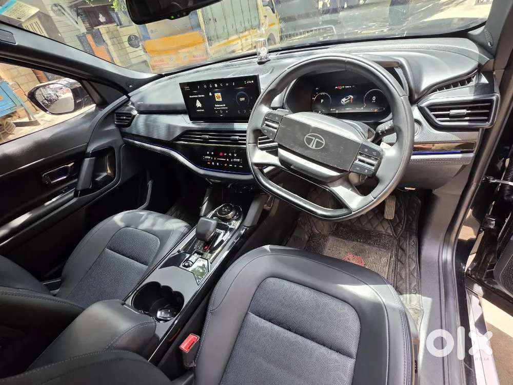 SAFARI 6S A BS6 P2 D ACC+DK (OBERON Black - Top End Dark Edition)
Seat