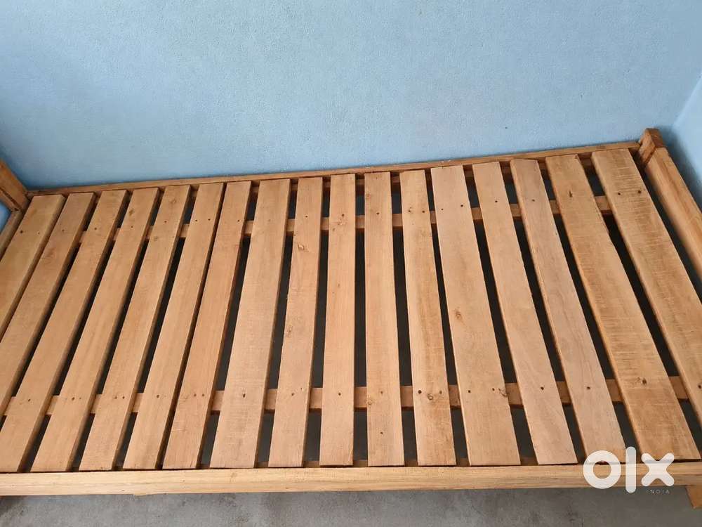 Single bed ,table and alna for sale