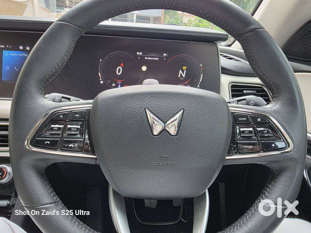 Mahindra Xuv700 2.0 Ax 7 Petrol Mt Str, 2025, Petrol