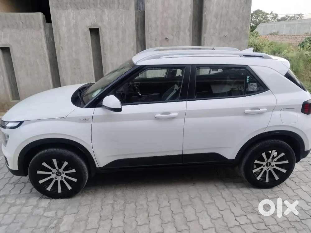 Hyundai Venue 2024 Petrol 28000 Km Driven