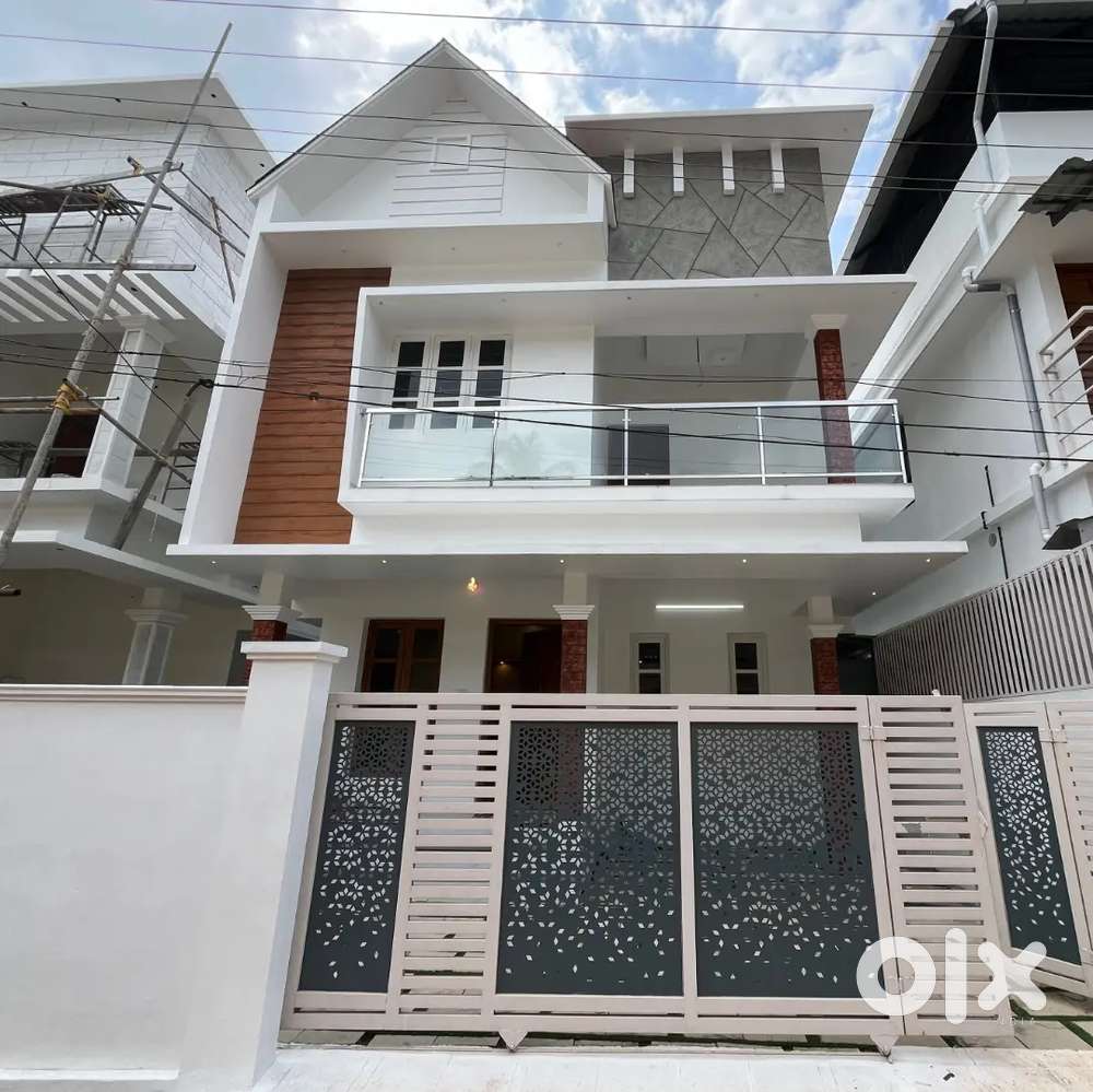 2050SQFT 4BHK NEW HOUSE FOR SALE IN EROOR NEAR VYTTILA HUB For Sale