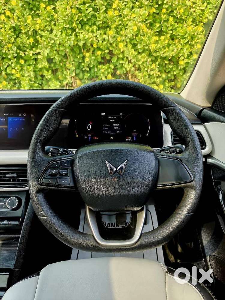 Mahindra Xuv700 2.0 Ax 5 Petrol Mt 7 Str, 2022, Petrol