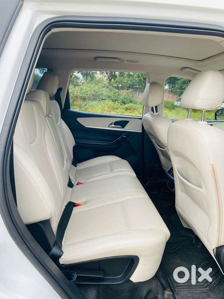 Mahindra Xuv700 2.0 Ax 7 Petrol Mt Str, 2024, Petrol