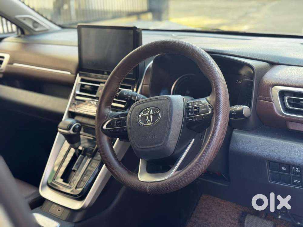Toyota Innova Hycross 2.0 Zx (o) Hybrid 7 Str, 2025, Petrol