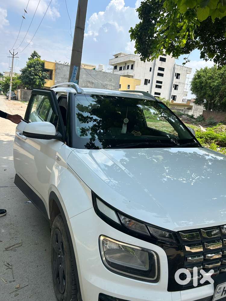 Hyundai Venue Petrol 2025 April