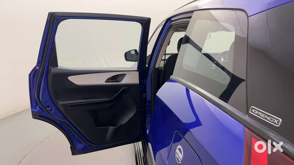 Mahindra Xuv700 2.0 Ax 5 Petrol At Str, 2023, Petrol