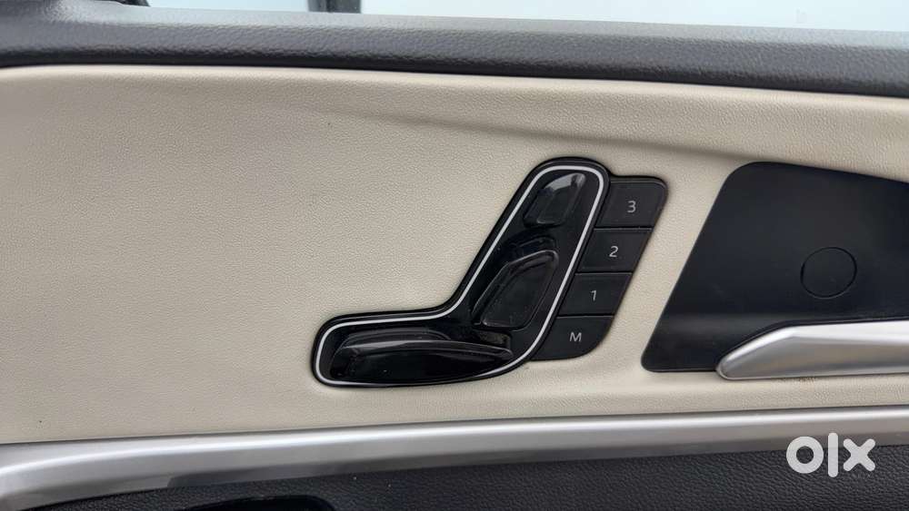 Mahindra Xuv700 2.0 Ax 7 Petrol Mt Str, 2021, Petrol