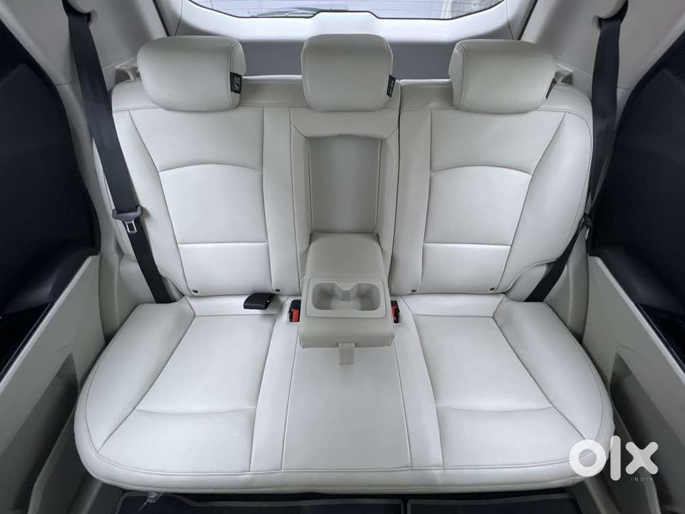 Mahindra Xuv300 1.2 W8 (o) Amt Petrol, 2023, Petrol