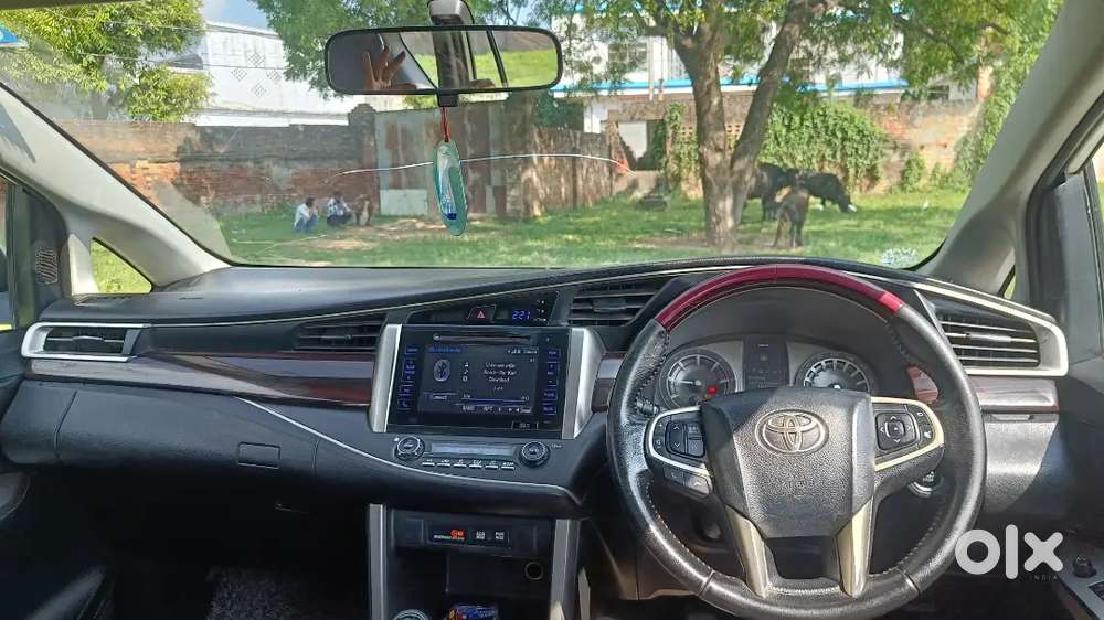 Innova Crysta 2.4 V Diesel White