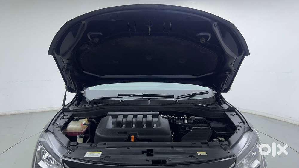 Mahindra Xuv700 2.0 Ax 5 Petrol At Str, 2023, Petrol