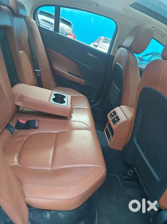Jaguar Xe Portfolio, 2016, Petrol