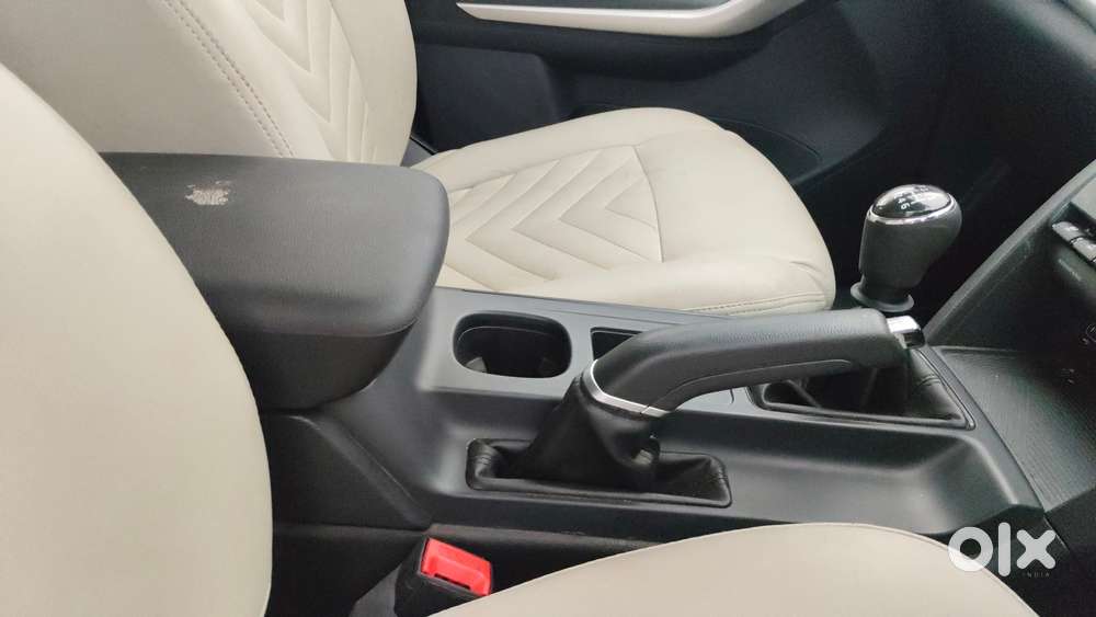 Mahindra Xuv700 2.0 Mx Petrol Mt 5 Str, 2022, Petrol