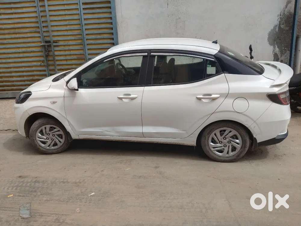 1 Handed Car Near And Clean