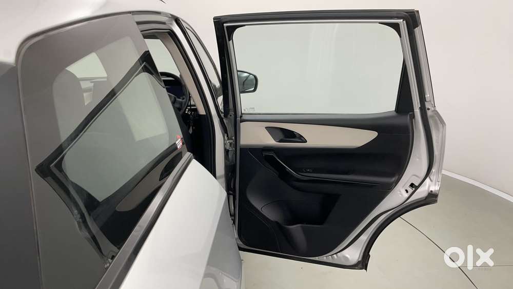 Mahindra Xuv700 2.2 Ax 5 Diesel At 7 Str, 2022, Diesel