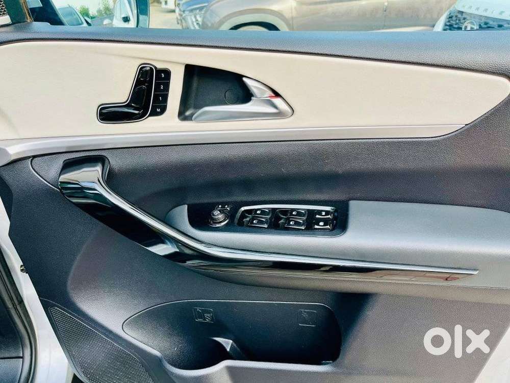 Mahindra Xuv700 2.0 Ax 7 Petrol At Luxury Pack Str, 2023, Petrol