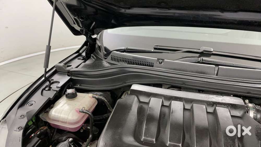 Mahindra Xuv700 2.0 Ax 5 Petrol Mt 7 Str, 2025, Petrol
