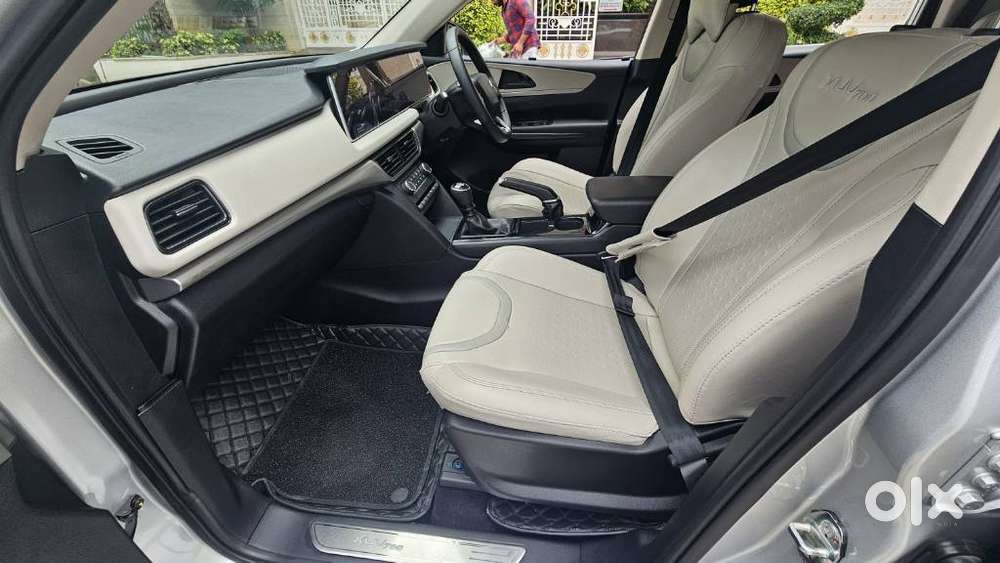 Mahindra Xuv700 2.0 Ax 5 Petrol Mt 7 Str, 2022, Petrol