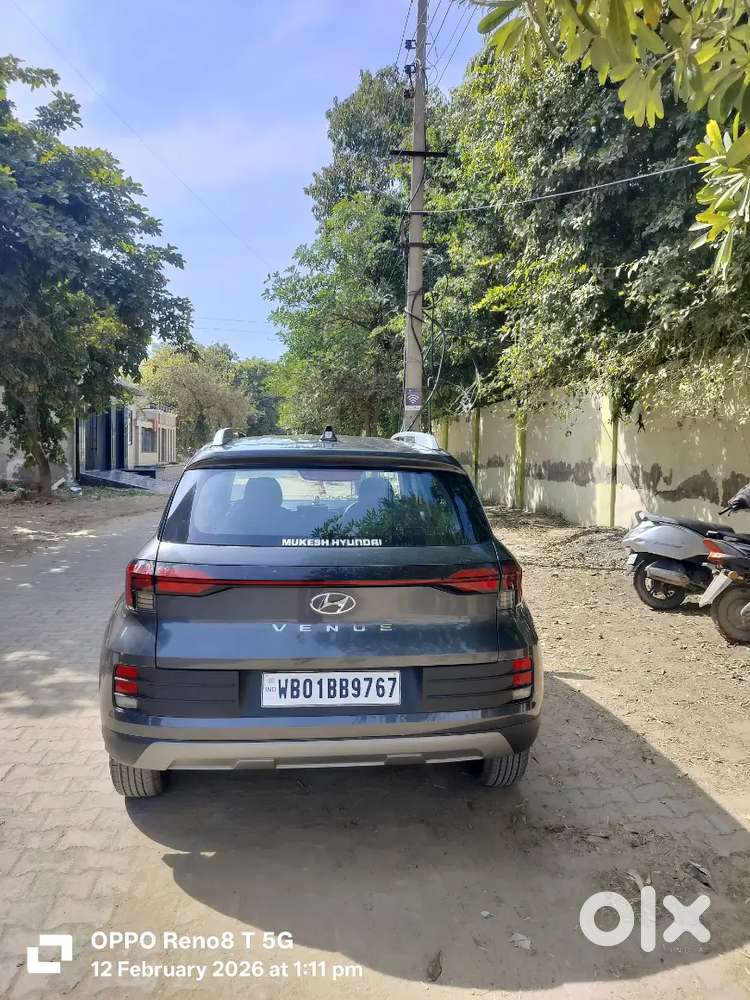 Hyundai Venue 2025 Petrol 4000 Km Driven