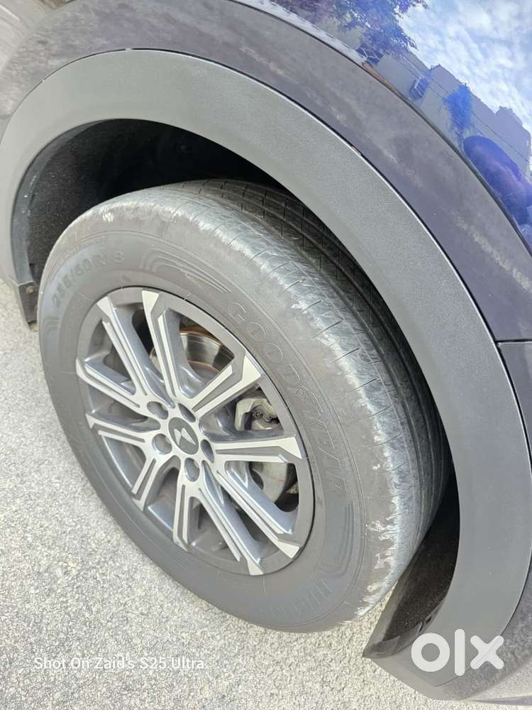 Mahindra Xuv700 2.0 Ax 7 Petrol Mt Str, 2025, Petrol