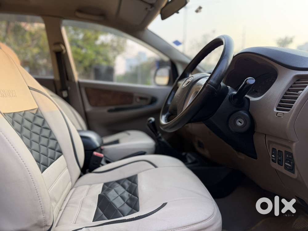 Toyota Innova 2.5 G (diesel) 8 Seater Bs Iv, 2015, Diesel