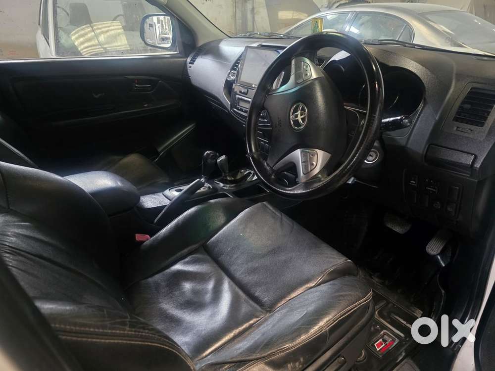 Black Alloys Toyota Fortuner Diesel 2015