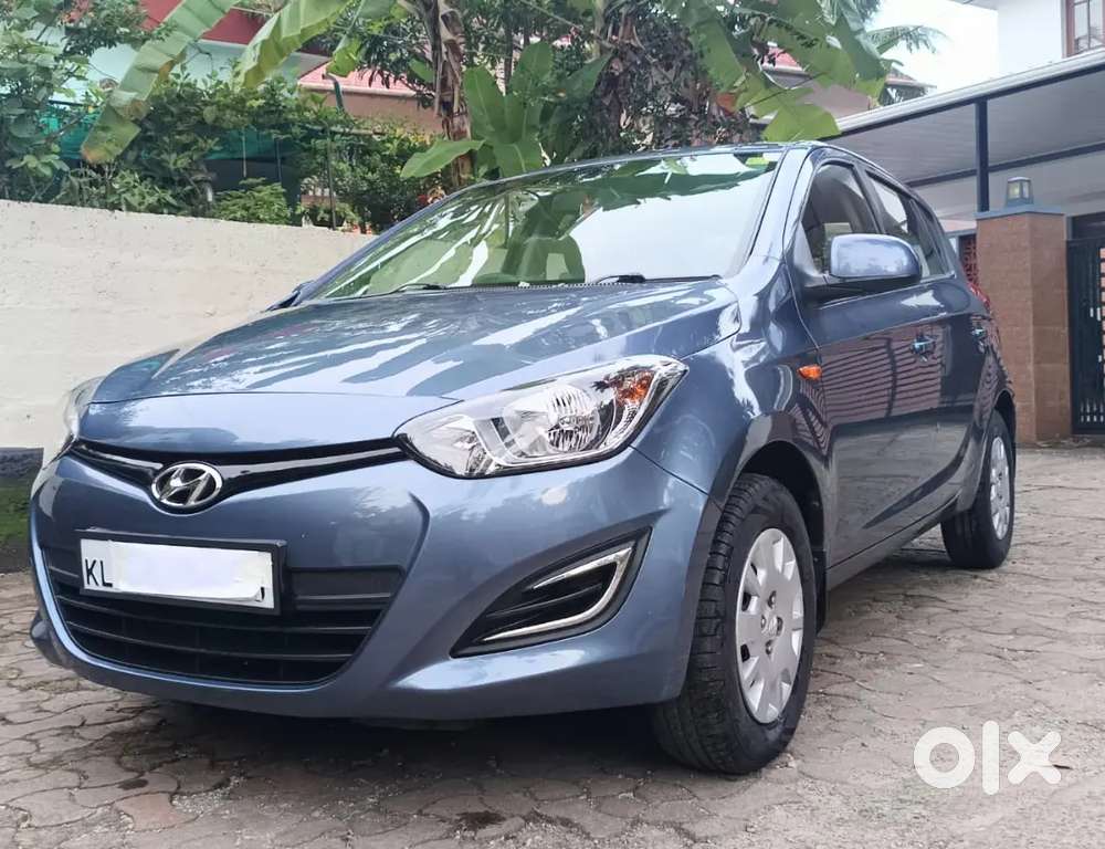 Low Km Driven Lady Used Excellent Mint Condition I20 Petrol