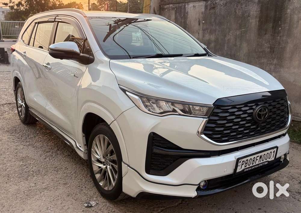 Toyota Innova Hycross, 2025, Petrol