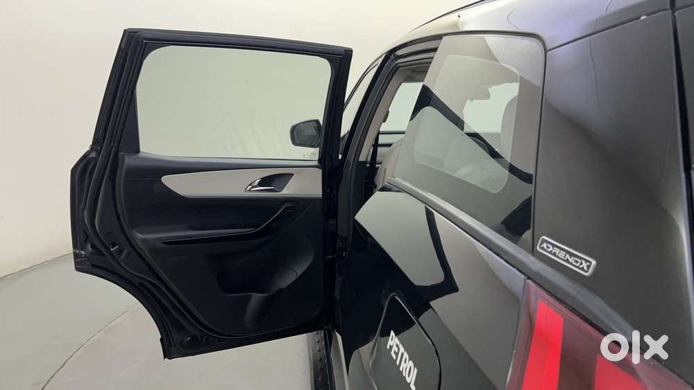 Mahindra Xuv700 Ax7l 6 Str At, 2024, Petrol