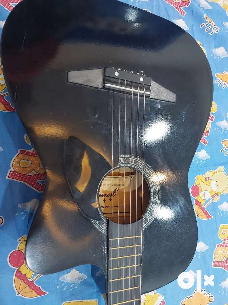 Jixing deals acoustic guitar