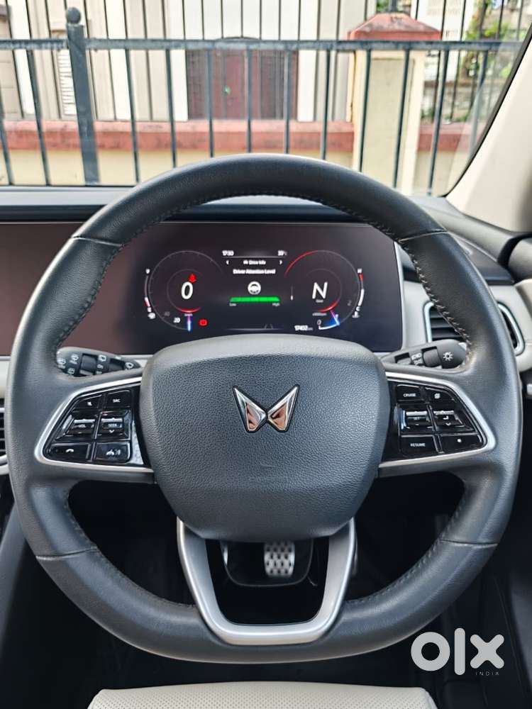 Mahindra Xuv700 2.0 Ax 7 Petrol Mt Str, 2023, Petrol