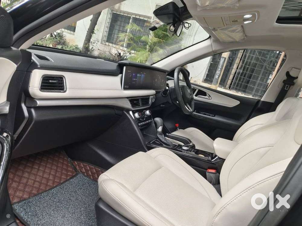 Mahindra Xuv700 2.0 Ax 7 Petrol At Str, 2024, Petrol