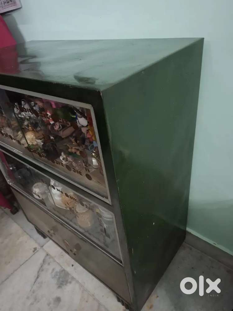 Metal showcase
