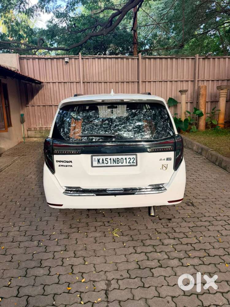 For Sale: Toyota Innova Crysta 2.4 G Diesel (7-seater Captain Seats)