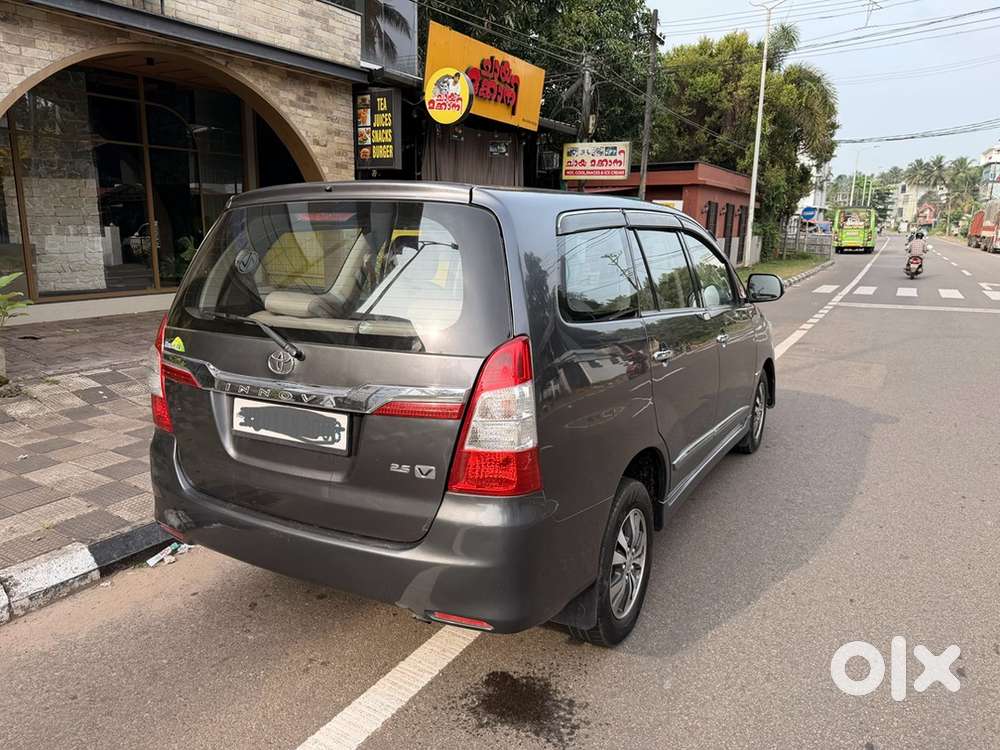 Toyota Innova 2.5 V / 7 Str/ 2015 Model/ 2016 Registration/ Hr Number