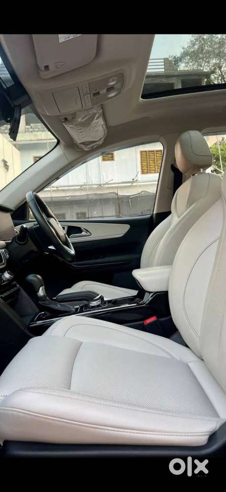 Mahindra Xuv700 2.0 Ax 7 Petrol At Str, 2023, Petrol