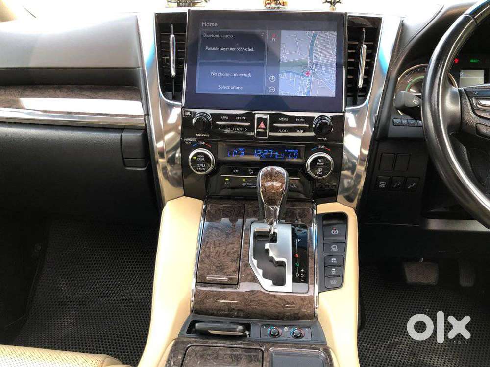 Toyota Vellfire 2.5 Executive Lounge, 2023, Cng & Hybrids