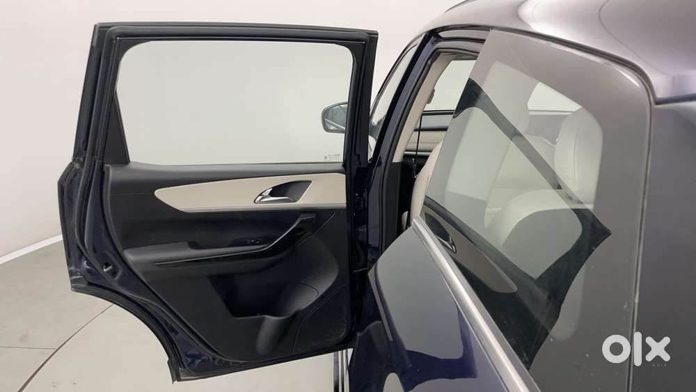 Mahindra Xuv700 2.2 Ax 7 Diesel At Luxury Pack Str, 2022, Diesel