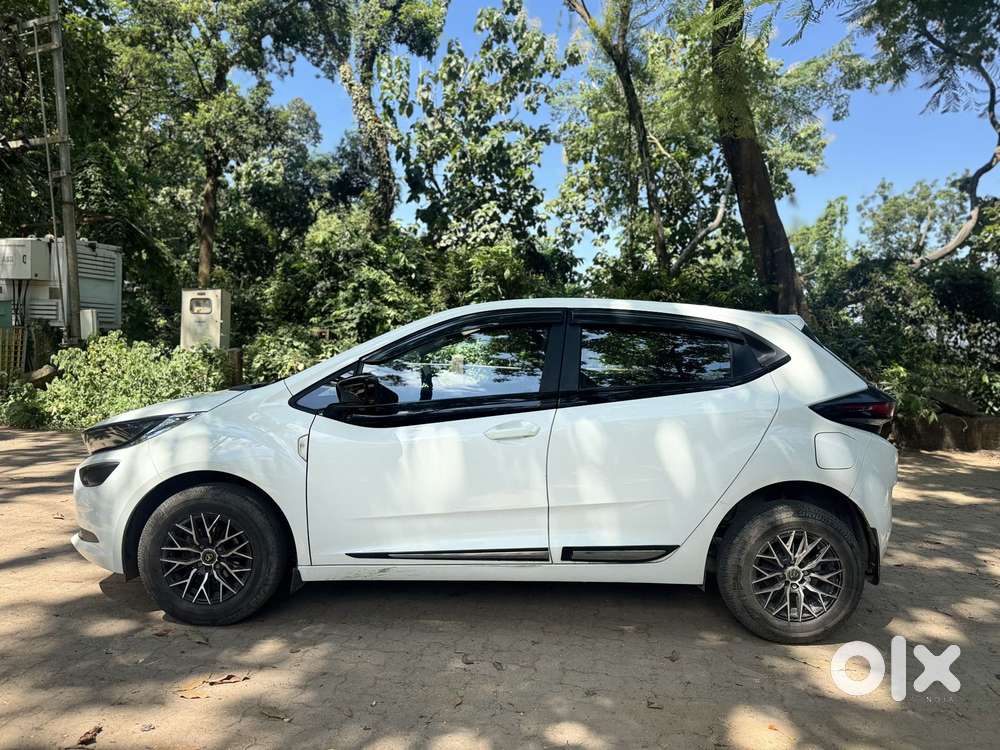 Tata Altroz 1.2 Xe, 2025, Petrol