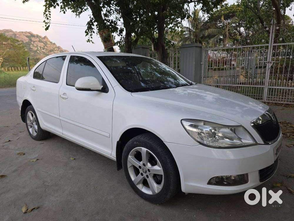 Skoda Laura Ambiente 2.0 Tdi Cr Manual, 2011, Diesel