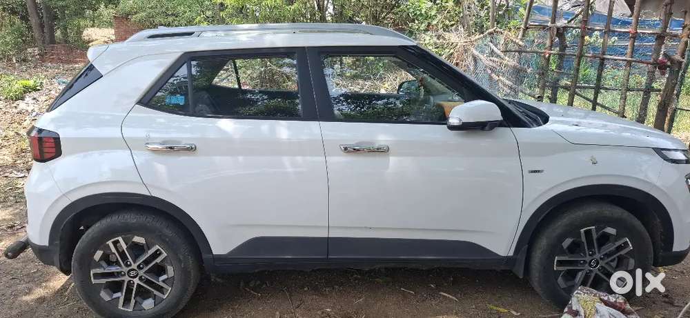 Hyundai Venue 2023 Petrol 27500 Km Driven