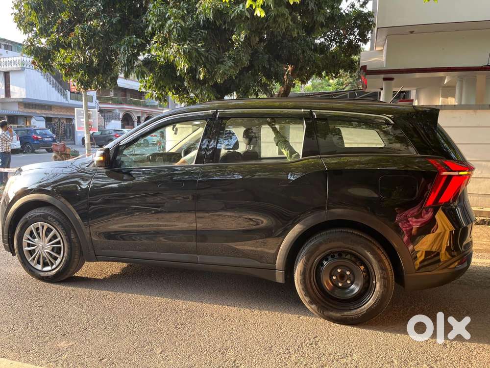 Mahindra Xuv700 Ax 3 Diesel Mt 7 Str (e), 2025, Diesel