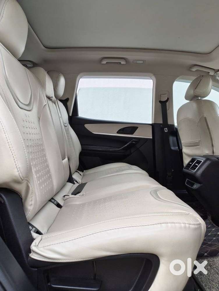 Mahindra Xuv700 2.0 Ax 7 Petrol Mt Str, 2022, Petrol