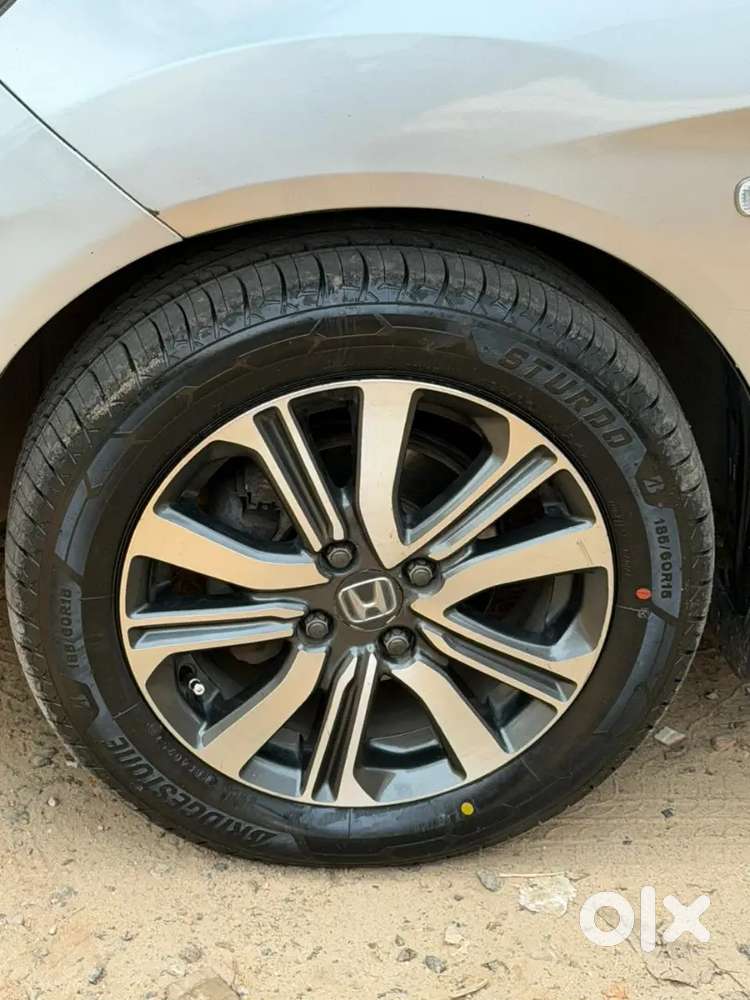 Well Maintained Honda Amaze With Loading