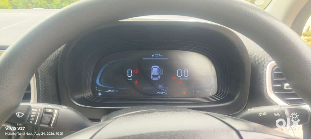 Hyundai Venue 2024 Petrol Well Maintained