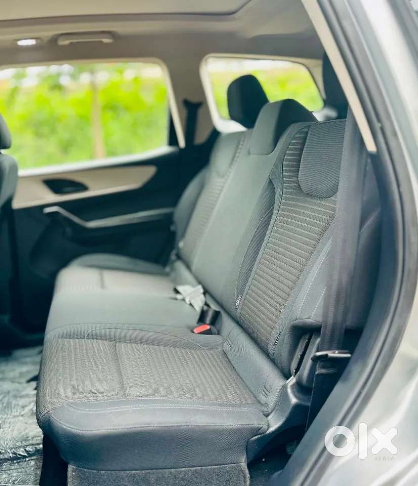 Mahindra Xuv700 2.0 Ax 5 Petrol Mt Str, 2021, Petrol