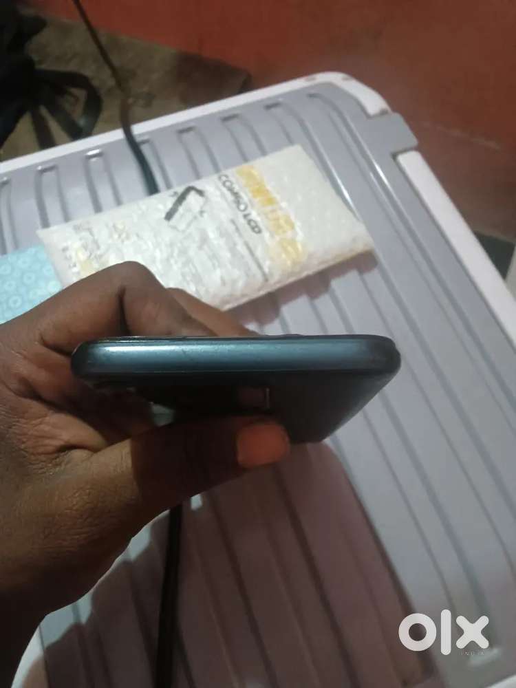 Realmi narzo bilkul ok phone hai koi bhi dkita nhi hai