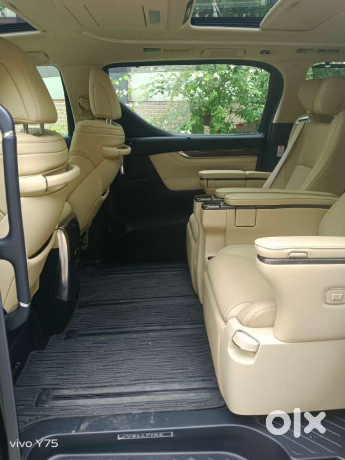 Toyota Vellfire 2.5 Executive Lounge, 2021, Cng & Hybrids