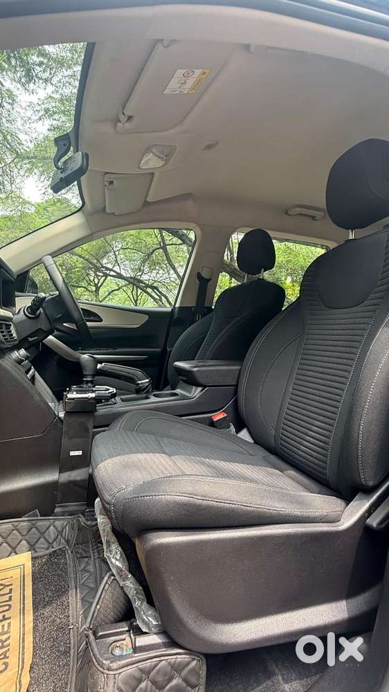 Mahindra Xuv700 2.0 Ax 3 Petrol Mt 5 Str, 2022, Petrol