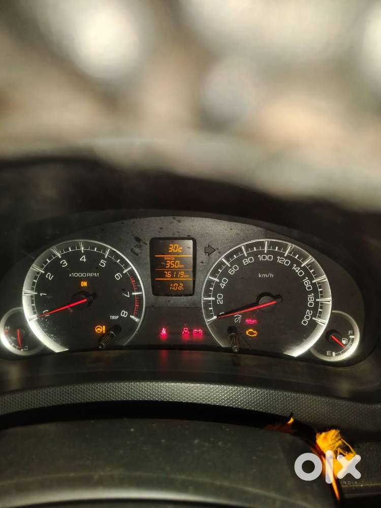 आल वेलमेन्टनेन्स कार है, रात का खींचा हुआ फोटो है