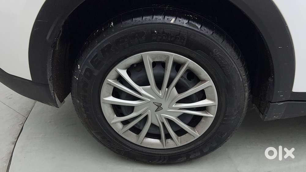 Mahindra Xuv700 2.0 Ax 5 Petrol Mt 7 Str, 2024, Petrol